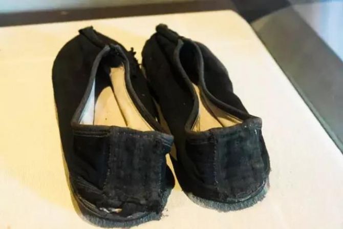 �������Ƴ���Բ�ż����գ��廳һ����ɮ�����ı��У�