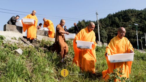 ����������������ӭ�����ߵ�һ�ڷ�������ˮ���ޣ�����Բ����