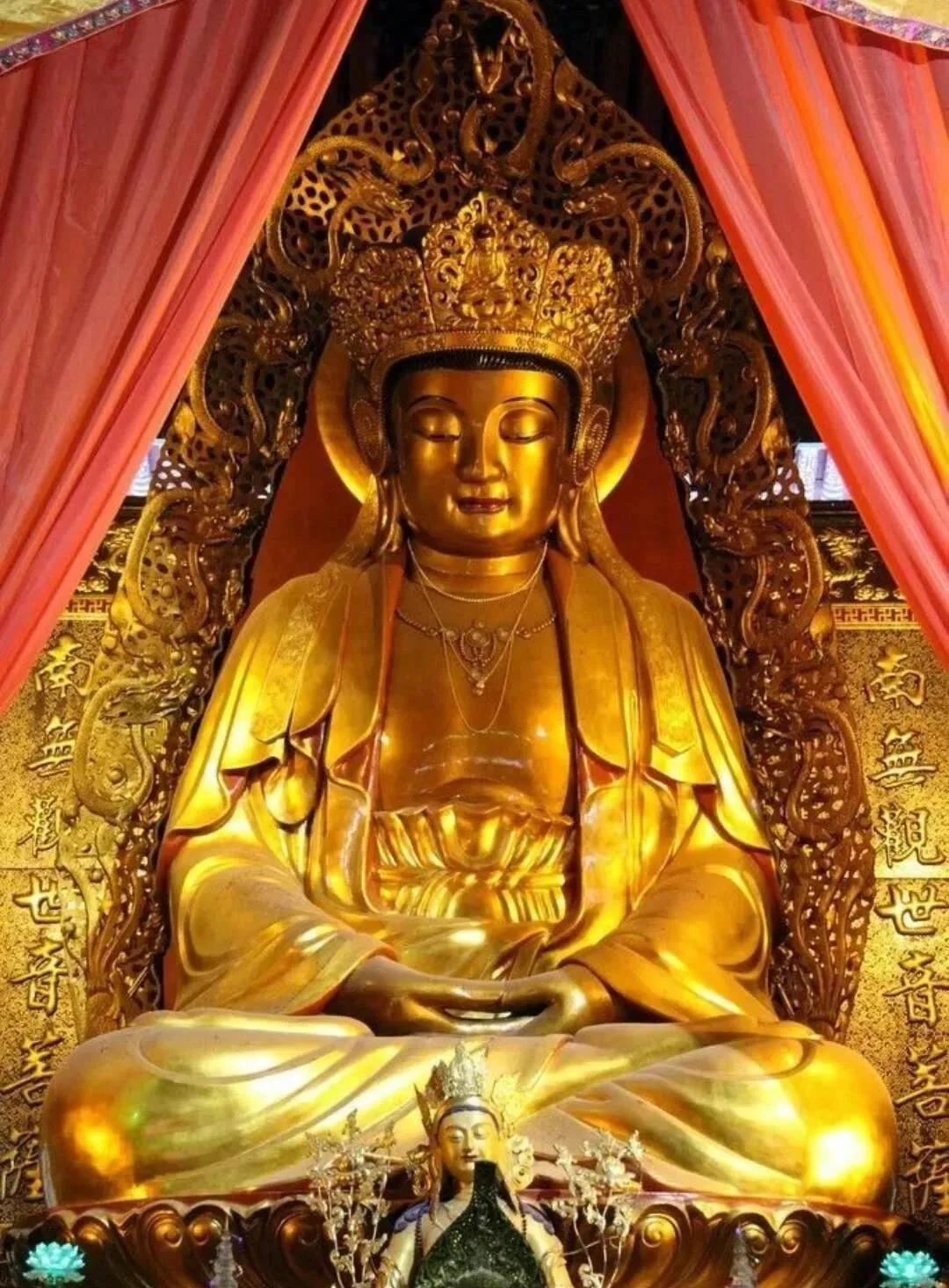 观音菩萨头顶上为什么要披着白布顶着佛像呢? 观音菩萨头顶上为什么要披着白布顶着佛像呢?