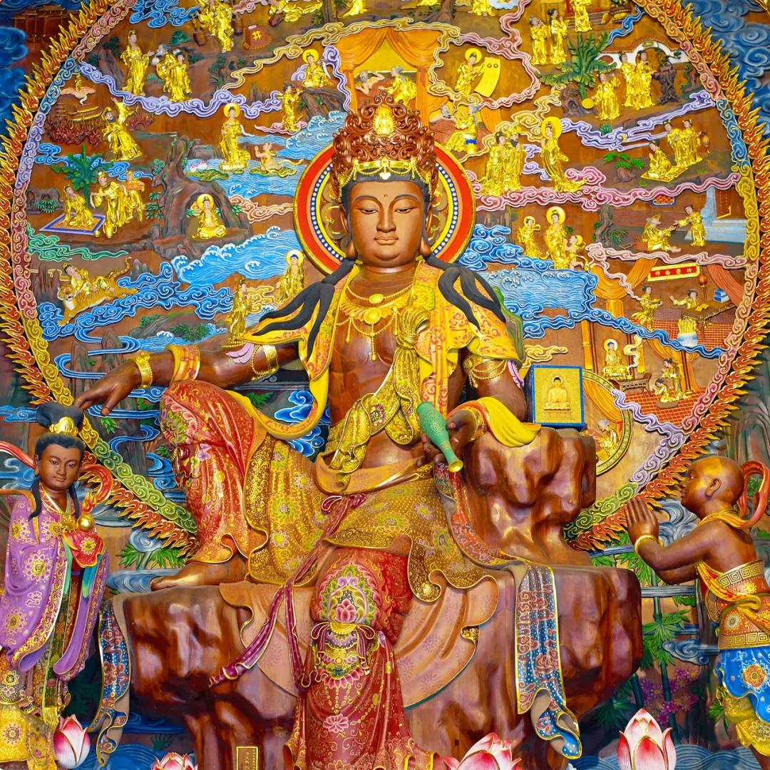 观音菩萨头顶上为什么要披着白布顶着佛像呢? 观音菩萨头顶上为什么要披着白布顶着佛像呢?