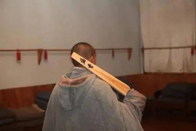 禅堂打香板就是在打你的无明 禅堂打香板就是在打你的无明