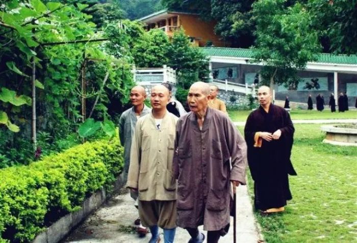 ��Դ�Ϻ��е����ڰ���