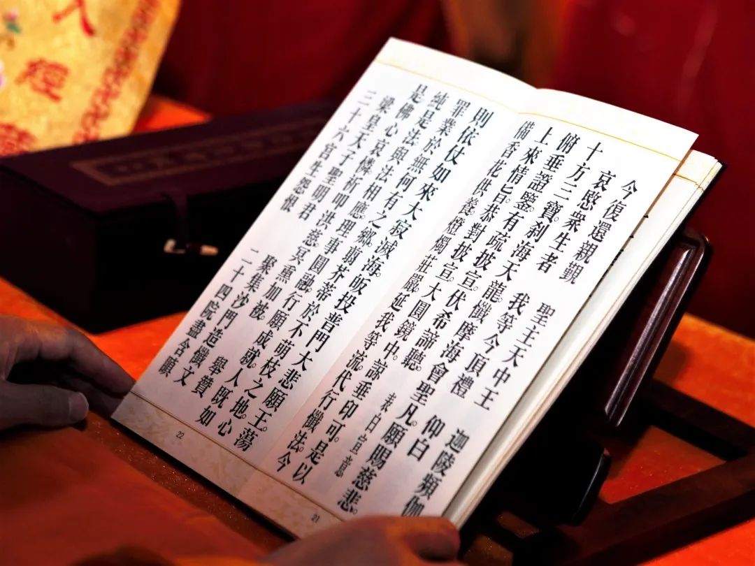 如何如理如法诵读佛经?佛法从恭敬中得 如何如理如法诵读佛经?佛法从恭敬中得