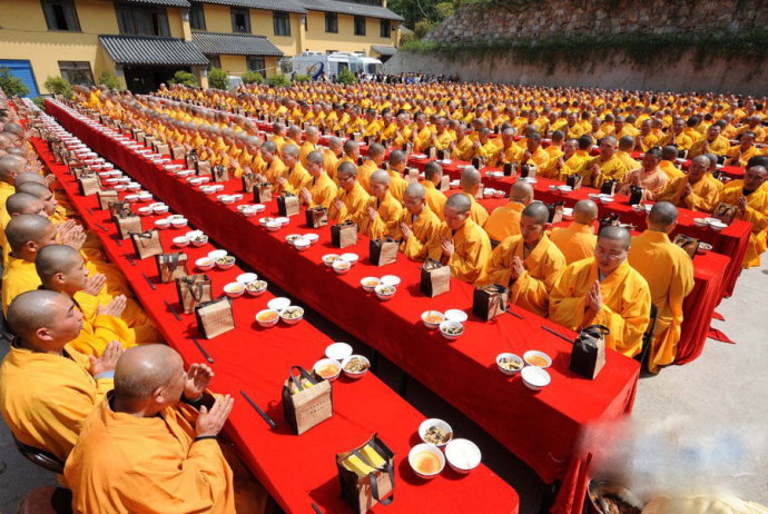震撼的托钵队伍、殊胜的出家菩萨戒传戒、居士菩萨戒传戒法会 震撼的托钵队伍、殊胜的出家菩萨戒传戒、居士菩萨戒传戒法会