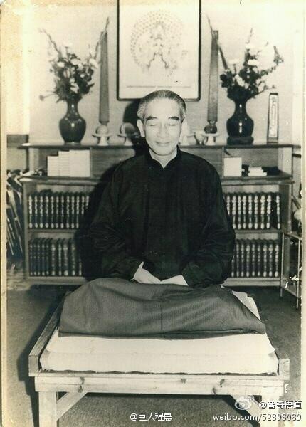 �ϻ��ȥ����������ݱ���󣬻�ʦ��ͷ�ǡ���ͷ����������׺����ɫ�����ӣ�