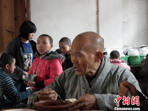 广东一老和尚收养百余残疾孤儿,苦撑十几年 广东一老和尚收养百余残疾孤儿,苦撑十几年