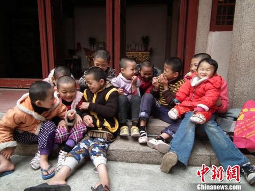 广东一老和尚收养百余残疾孤儿,苦撑十几年 广东一老和尚收养百余残疾孤儿,苦撑十几年