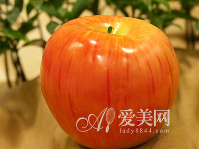 苹果带皮吃能养颜 揭开苹果隐藏的营养密码 苹果带皮吃能养颜 揭开苹果隐藏的营养密码