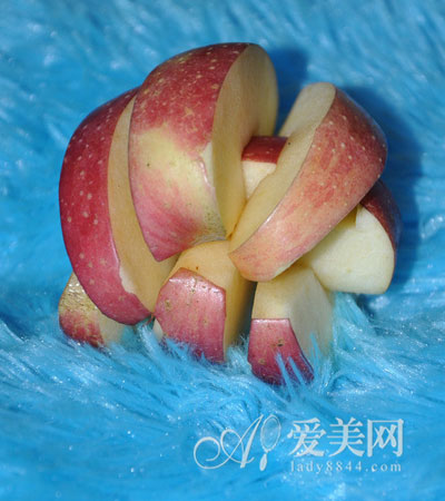 苹果带皮吃能养颜 揭开苹果隐藏的营养密码 苹果带皮吃能养颜 揭开苹果隐藏的营养密码