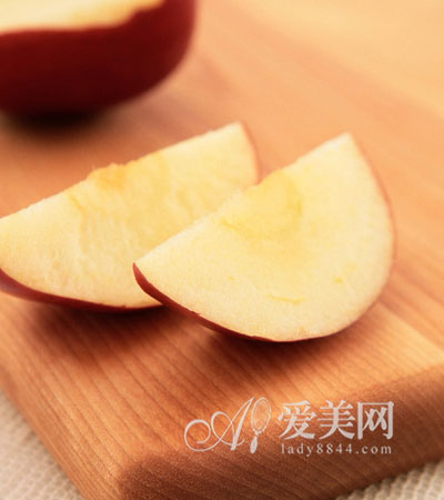 苹果带皮吃能养颜 揭开苹果隐藏的营养密码 苹果带皮吃能养颜 揭开苹果隐藏的营养密码