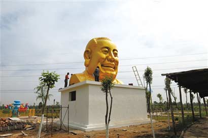 “大背头弥勒佛”重现_闹剧还在上演? “大背头弥勒佛”重现_闹剧还在上演?