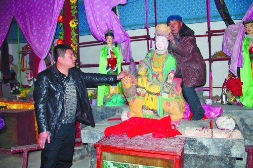 内黄县警方将3尊佛头交还给鹤壁市一寺庙 内黄县警方将3尊佛头交还给鹤壁市一寺庙