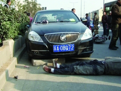 南京:轿车撞车站致1死3伤_女子轮下喊先救老公(图) 南京:轿车撞车站致1死3伤_女子轮下喊先救老公(图)