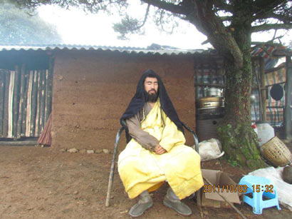 云南鸡足山僧人隐修茅棚遭强拆_千年古风将消失 云南鸡足山僧人隐修茅棚遭强拆_千年古风将消失