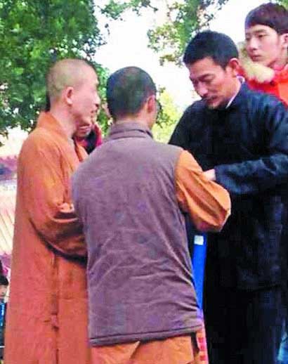 刘德华现身泉州少林寺_《失孤》开机邀方丈拍戏 刘德华现身泉州少林寺_《失孤》开机邀方丈拍戏