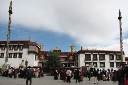 西藏百姓宗教信仰现状:家家供佛僧尼近五万 西藏百姓宗教信仰现状:家家供佛僧尼近五万