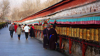 西藏百姓宗教信仰现状:家家供佛僧尼近五万 西藏百姓宗教信仰现状:家家供佛僧尼近五万