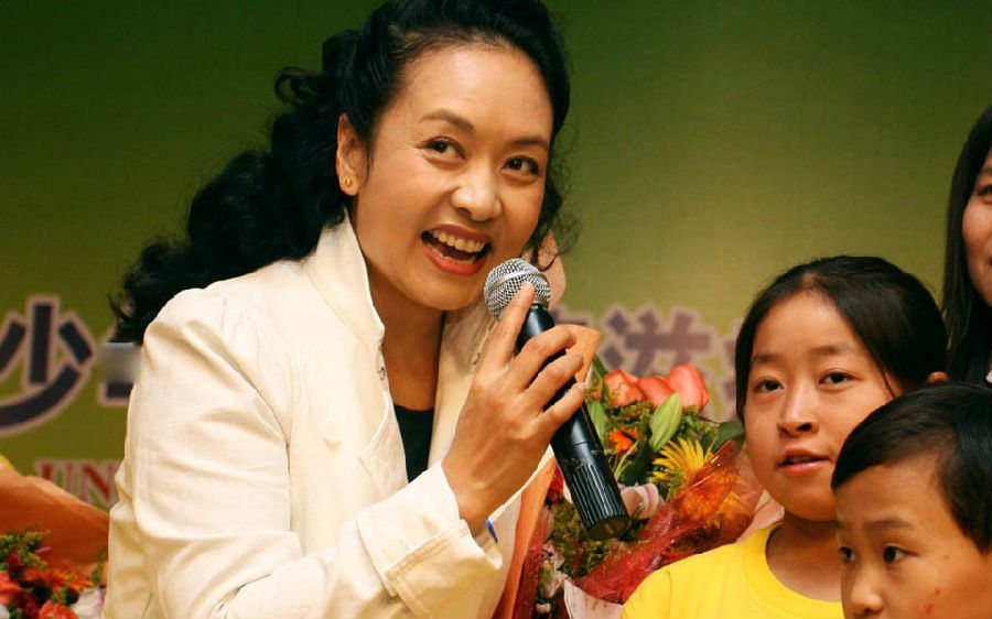 “第一夫人”彭丽媛的公益慈善历程(图) “第一夫人”彭丽媛的公益慈善历程(图)