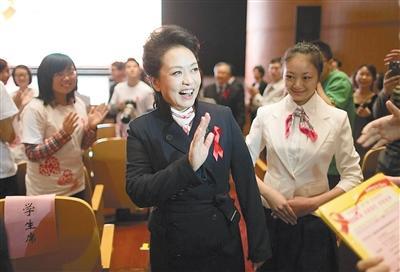 “第一夫人”彭丽媛的公益慈善历程(图) “第一夫人”彭丽媛的公益慈善历程(图)