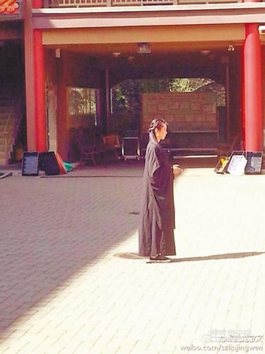 王祖贤礼佛照首度曝光_穿居士服气质空灵(图) 王祖贤礼佛照首度曝光_穿居士服气质空灵(图)