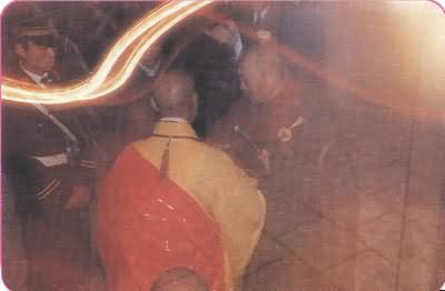 佛指舍利放光加持高僧身心透明(见照片) 佛指舍利放光加持高僧身心透明(见照片)