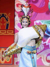 萨顶顶穿佛像衣服遭批_千万别把佛像挂身上 萨顶顶穿佛像衣服遭批_千万别把佛像挂身上