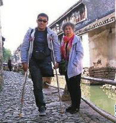 河北80后独腿小伙驾车携母游全国_称尽孝等不起(图) 河北80后独腿小伙驾车携母游全国_称尽孝等不起(图)