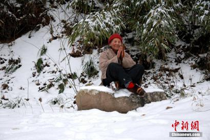 83岁终南山“茅棚隐士”:与山为伴_与人为善 83岁终南山“茅棚隐士”:与山为伴_与人为善