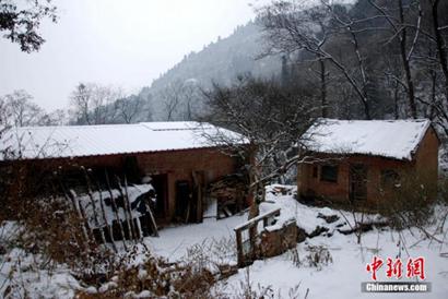 83岁终南山“茅棚隐士”:与山为伴_与人为善 83岁终南山“茅棚隐士”:与山为伴_与人为善