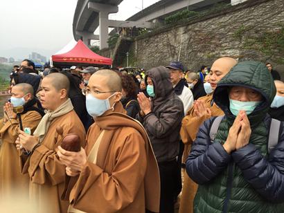 复兴空难现场_佛光山法师为罹难者诵经引魂(图) 复兴空难现场_佛光山法师为罹难者诵经引魂(图)