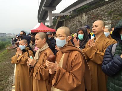 复兴空难现场_佛光山法师为罹难者诵经引魂(图) 复兴空难现场_佛光山法师为罹难者诵经引魂(图)
