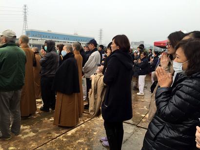 复兴空难现场_佛光山法师为罹难者诵经引魂(图) 复兴空难现场_佛光山法师为罹难者诵经引魂(图)