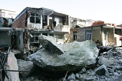 小人暴富虐待老母_天降巨石砸死恶徒 小人暴富虐待老母_天降巨石砸死恶徒