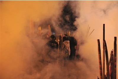 寺院拍卖新年“头香”是玷污信仰亵渎佛教 寺院拍卖新年“头香”是玷污信仰亵渎佛教