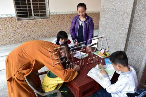 90后大学生削发为尼_当家照顾一群孤残儿童(图) 90后大学生削发为尼_当家照顾一群孤残儿童(图)
