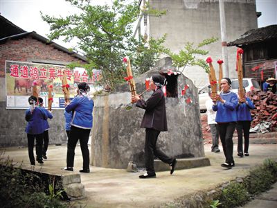 侗族人在举行祭萨岁仪式。萨岁是侗族人的远祖母神。何彬供图 侗族人在举行祭萨岁仪式。萨岁是侗族人的远祖母神。何彬供图