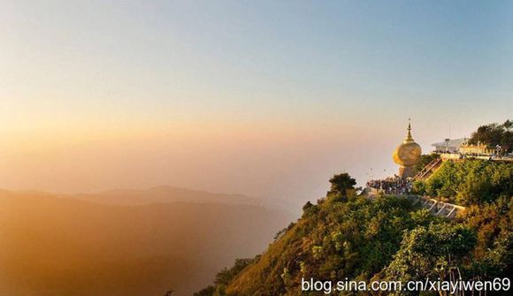 悬空佛塔矗立崖壁数百年女人只能远望禁止碰触 悬空佛塔矗立崖壁数百年女人只能远望禁止碰触