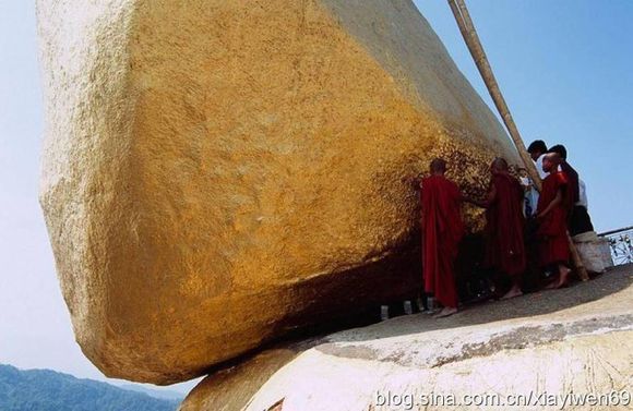 悬空佛塔矗立崖壁数百年女人只能远望禁止碰触 悬空佛塔矗立崖壁数百年女人只能远望禁止碰触