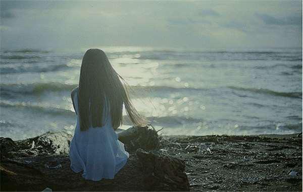 死去丈夫投胎成鹦鹉被妻子买回,没想到它说话让太太吃惊不已 死去丈夫投胎成鹦鹉被妻子买回,没想到它说话让太太吃惊不已