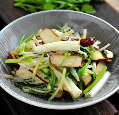 水芹菜炒香干_享受初夏的清香 水芹菜炒香干_享受初夏的清香