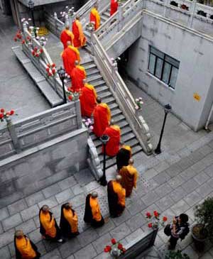 进入大雄宝殿拜佛一定要注意这些规矩(图) 进入大雄宝殿拜佛一定要注意这些规矩(图)